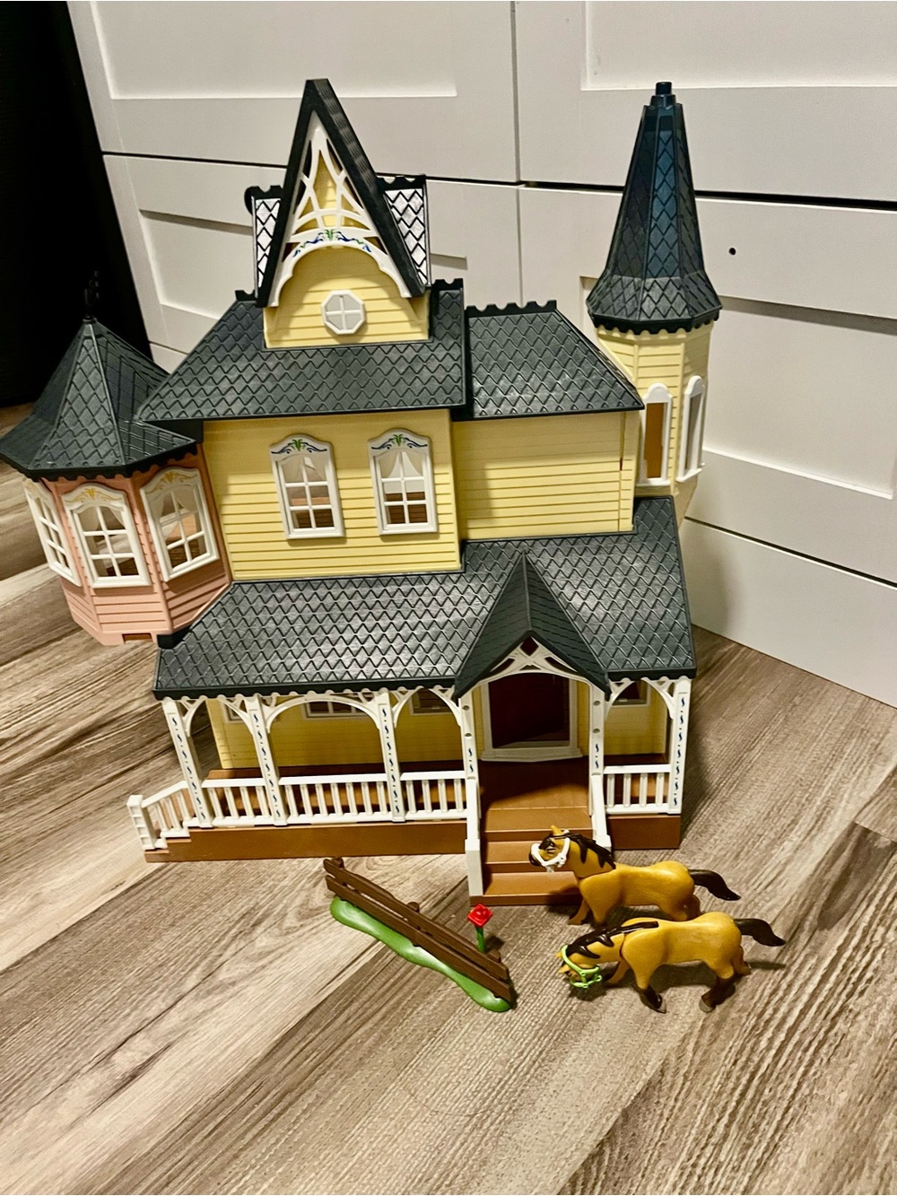 Playmobil 9475 Spirit Riding Free Lucky’s Happy Home (like new, incomplete set)